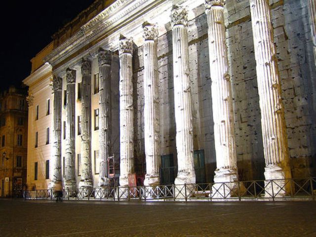 hadrianeum-piazza-di-pietra-roma.jpg