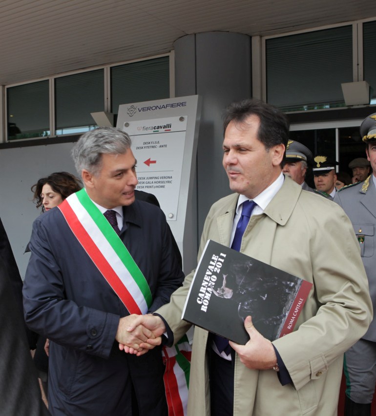 Il presidente Mollicone consegna al ministro Romano una copia del catalogo della mostra sul Carnevale Romano @Foto Ennevi